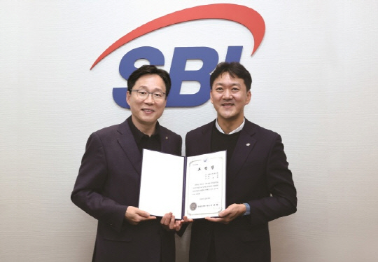 SBI저축은행김호중 팀장이 취약계층 금융지원 공로를 인정받아 금융감독원장 표창을 수상했다. 왼쪽부터 신용관리본부 경규상 본부장, 콜렉션운영 2팀 김호중 팀장 <SBI저축은행 제공>